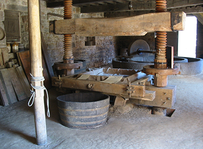 Historic farm cider press, Jersey, UK (Photo by Man vyi, Wikimedia Commons)